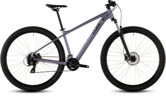 Bicicleta de montaña CUBE Aim ONE 2026 color lightpurple & chrome vista lateral completa