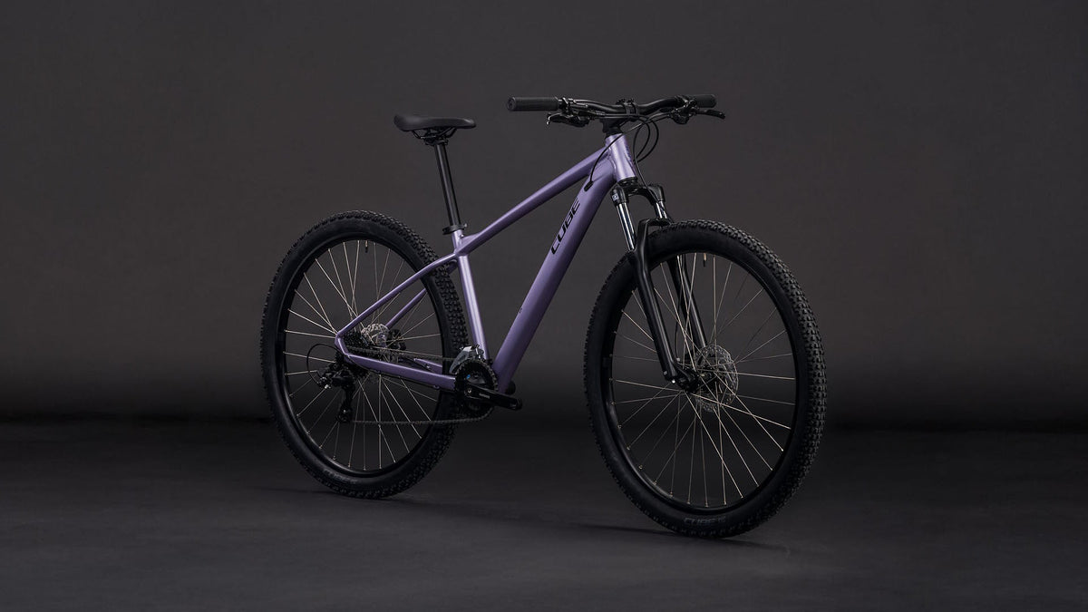 CUBE Aim ONE 2026 lightpurple & chrome vista frontal con horquilla de suspensión