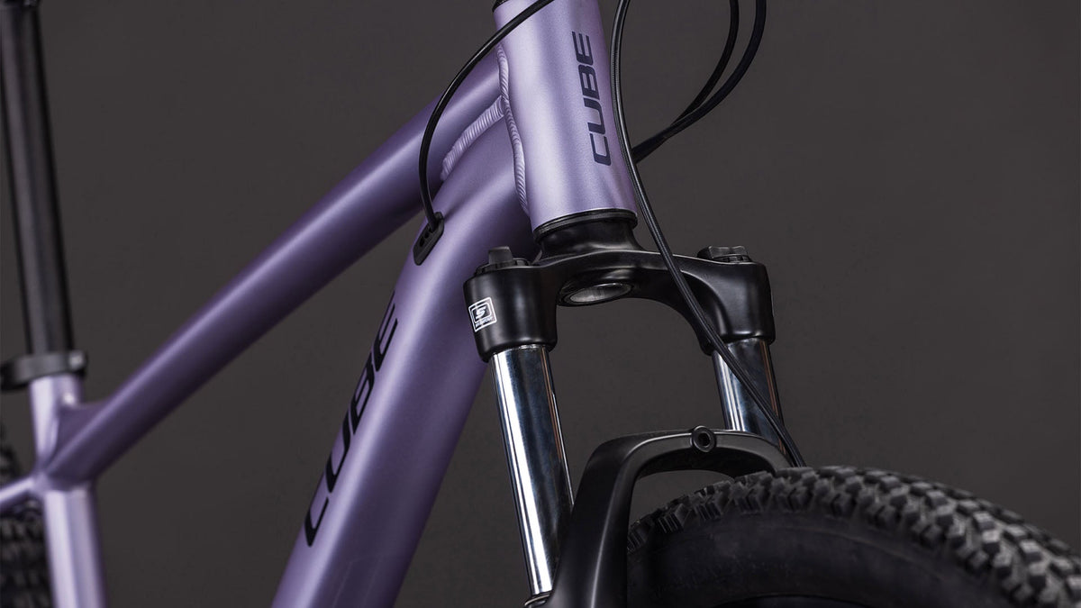Detalle del cuadro de aluminio CUBE Aim ONE 2026 lightpurple & chrome con logo CUBE