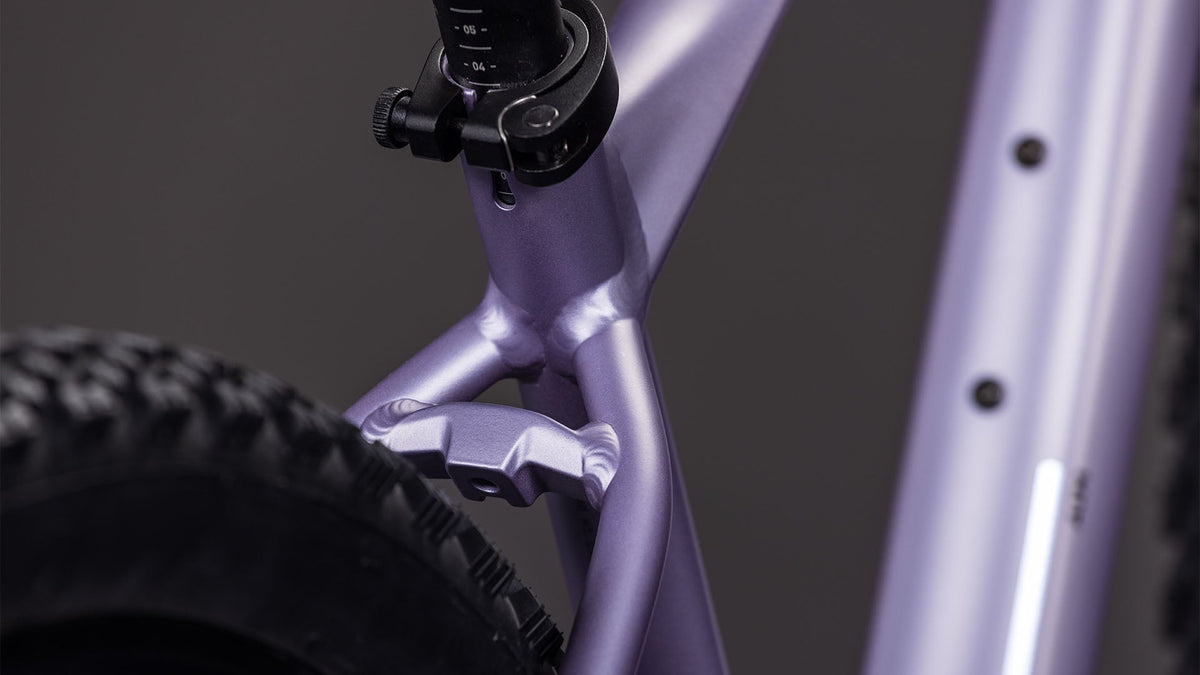 Componentes Shimano y frenos de disco mecánicos CUBE Aim ONE 2026 lightpurple & chrome