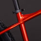 Detalle del cuadro de aluminio CUBE Aim ONE 2026 sundowner & black con logo CUBE