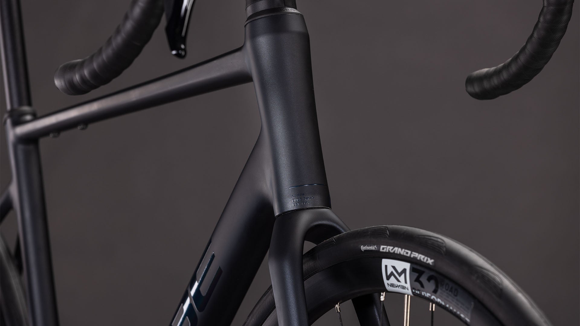 CUBE Attain SLX coal & prism - Vista frontal y manubrio