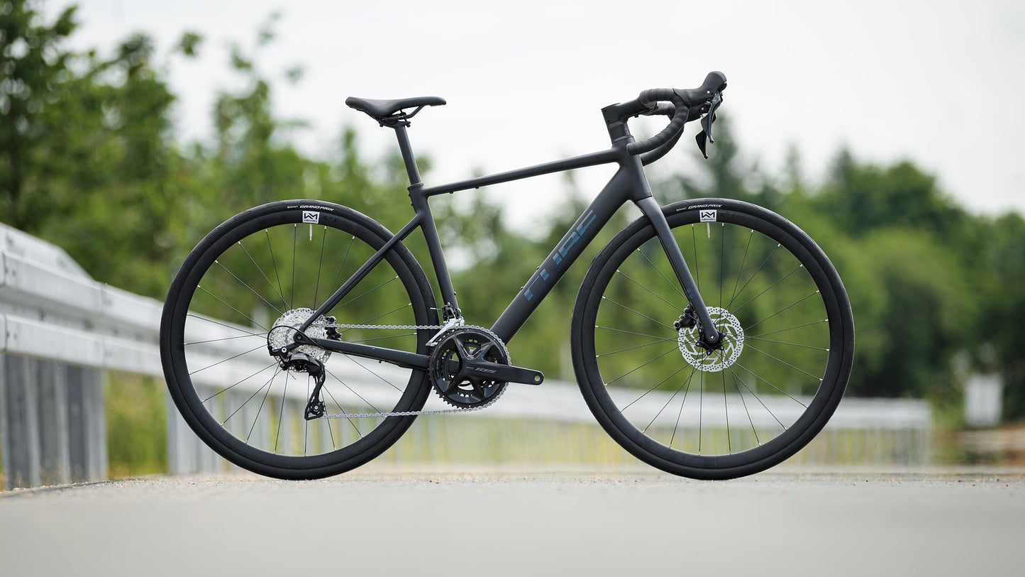Bicicleta CUBE Attain SLX 2026 coal & prism - Vista outdoors