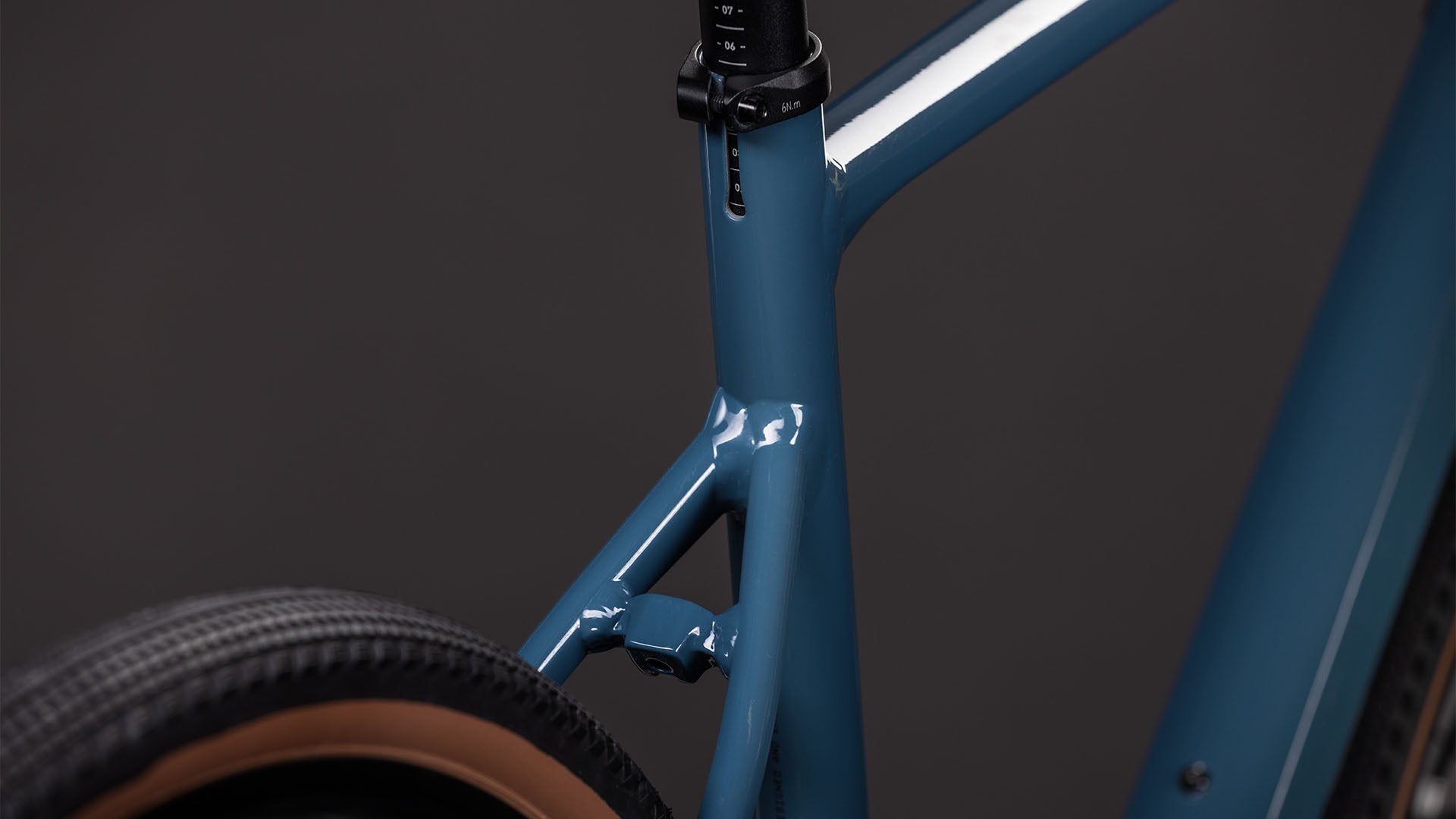 CUBE Nuroad ONE 2026 detalle horquilla y manubrio gravel