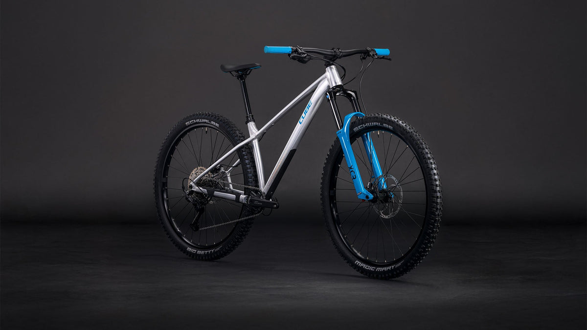Bicicleta CUBE Reaction TM ONE 2026 - Detalle logo CUBE y diseño rawmetal blue