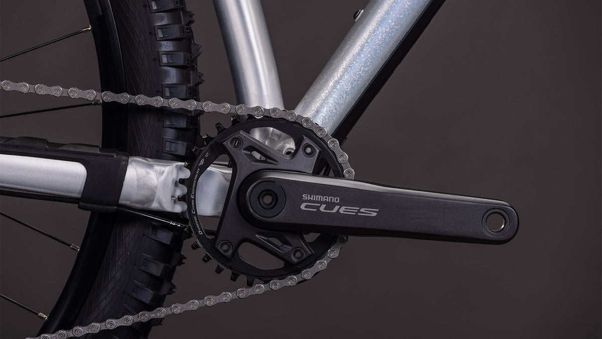  CUBE Reaction TM ONE - Vista diagonal cuadro rawmetal acabado premium shimano cues