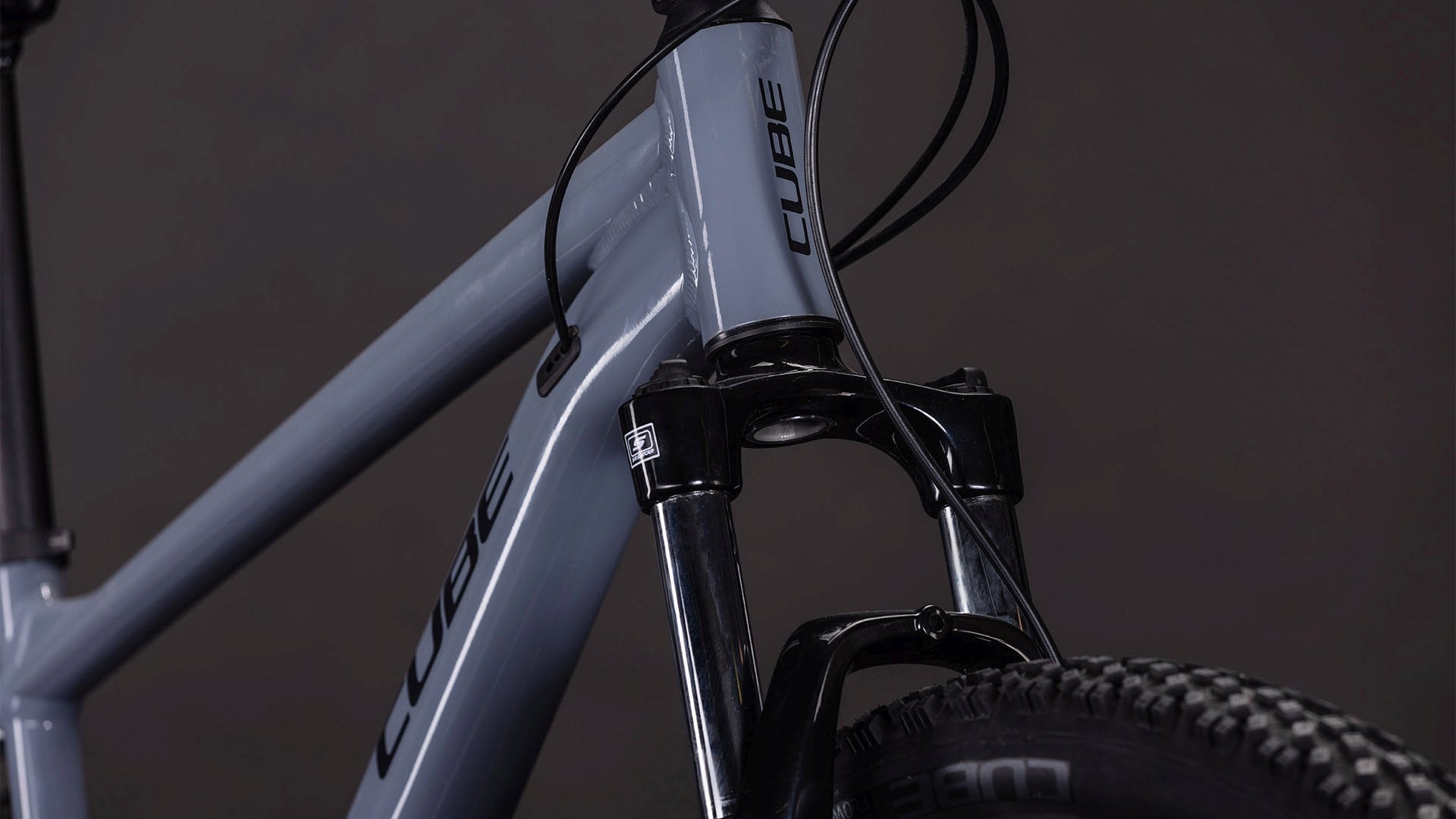 bici mtb cube aim one vista frontal gris